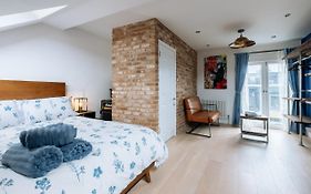 Luxury And Bright Bedrooms In Queens Park